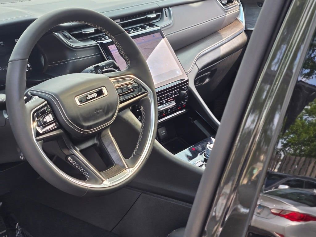 Certified 2024 Jeep Grand Cherokee Overland w/ Luxury Tech Group IV image 23