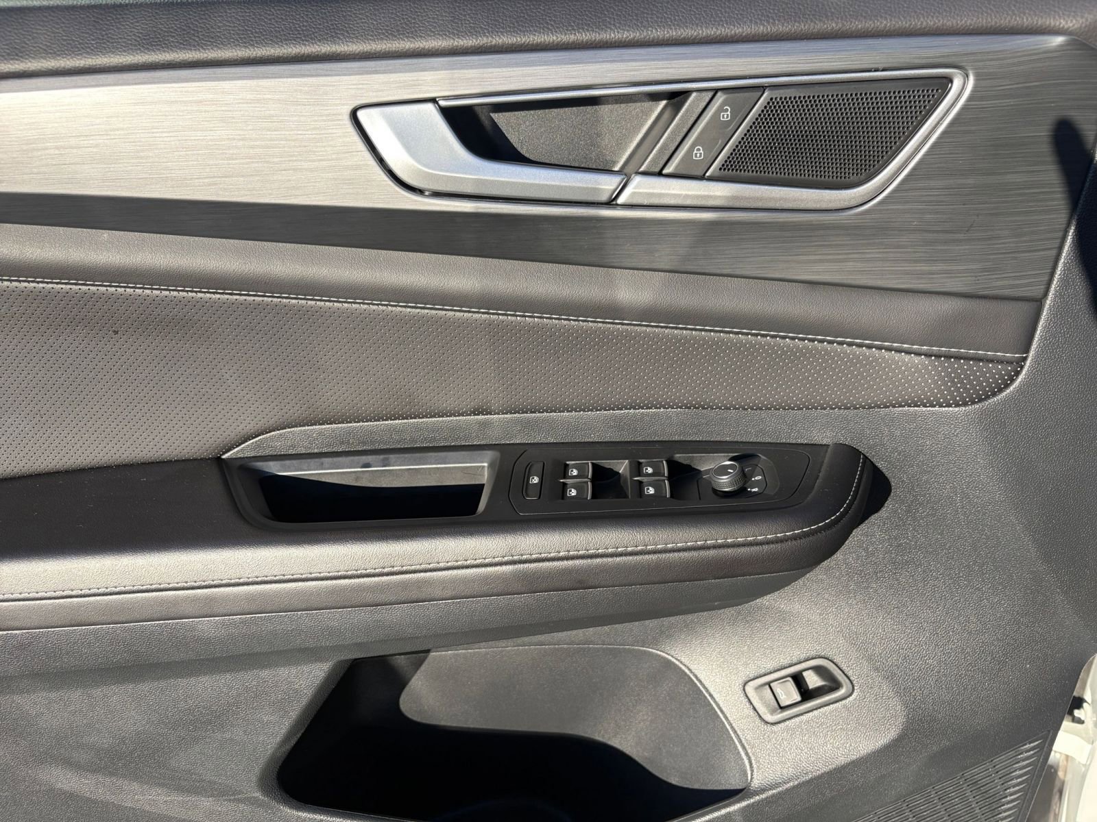 Used 2025 Volkswagen Atlas Cross Sport SE image 18