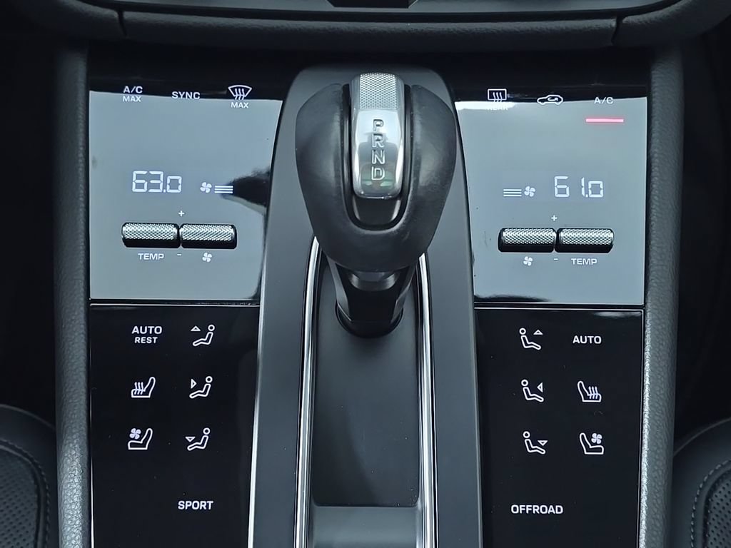 Certified 2023 Porsche Macan Turbo AWD/4WD image 23