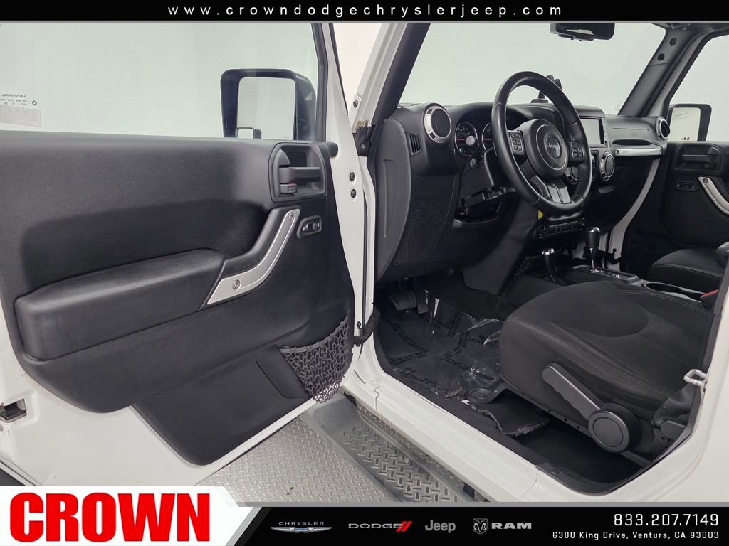 Used 2015 Jeep Wrangler Unlimited Sahara w/ Connectivity Group image 25