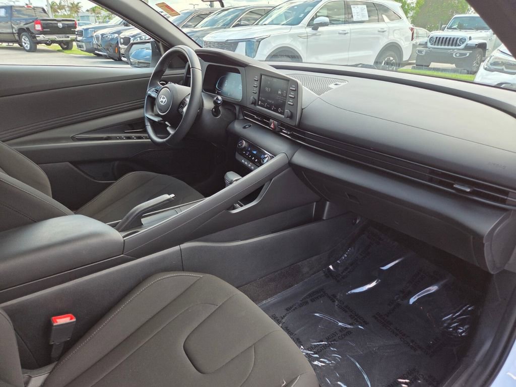 Used 2025 Hyundai Elantra Sport FWD image 9