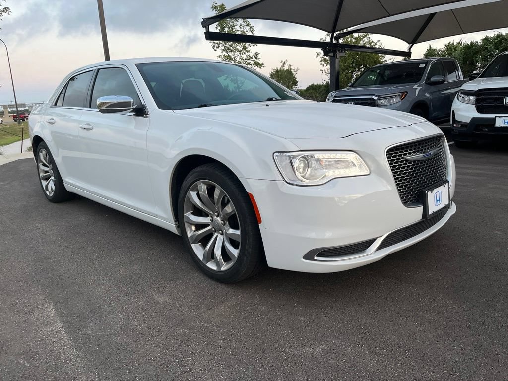 Used 2020 Chrysler 300 Touring w/ Chrome Appearance Package RWD image 3