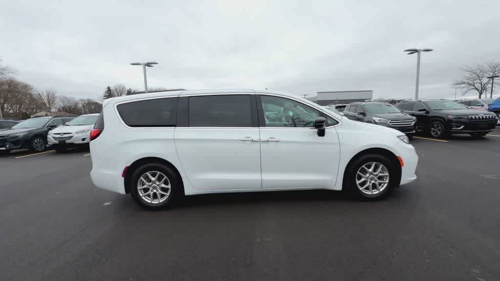 Used 2024 Chrysler Pacifica Touring-L FWD image 9