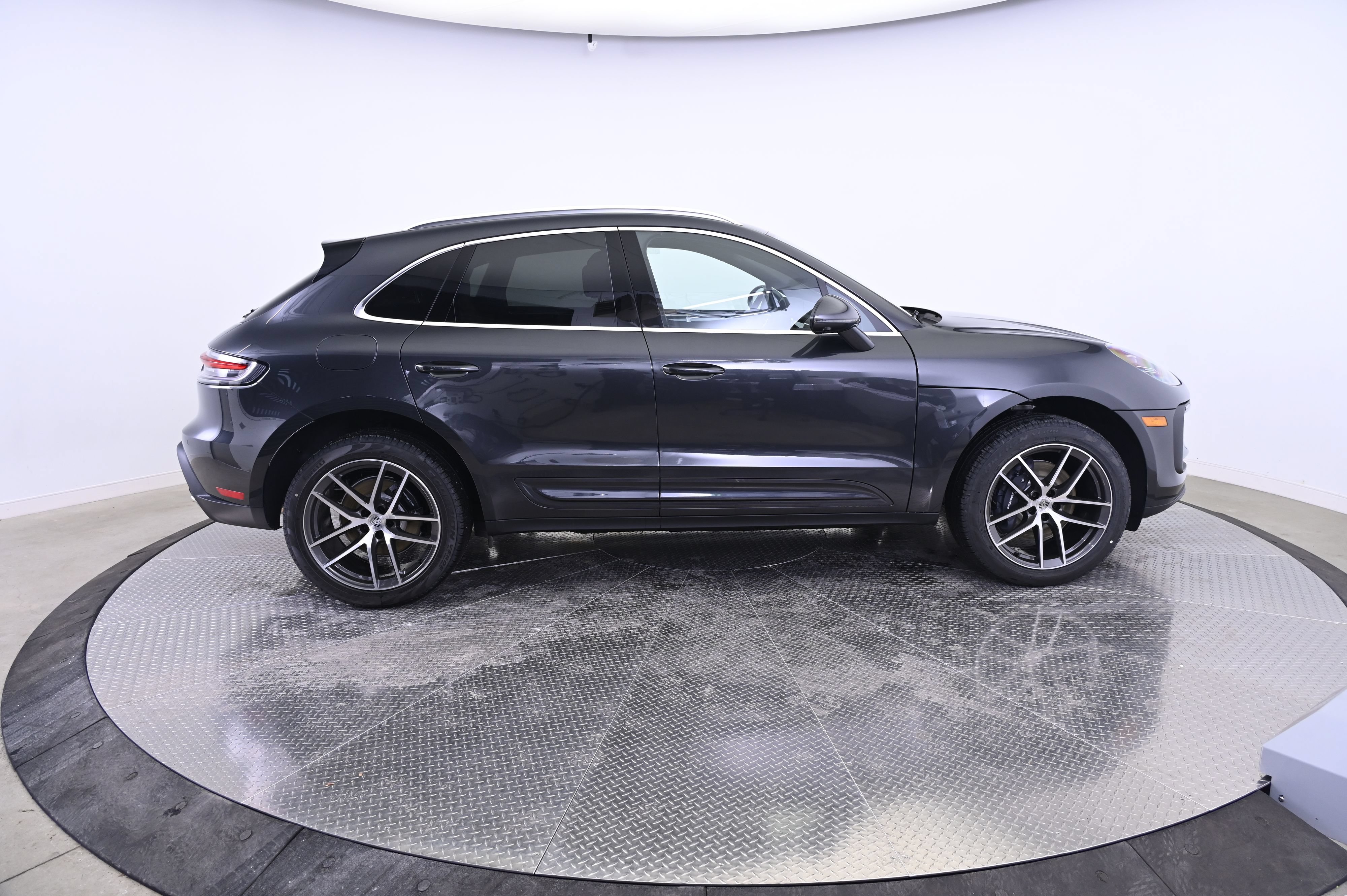 Certified 2026 Porsche Macan AWD/4WD image 8