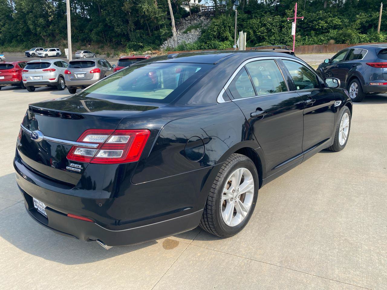 Used 2016 Ford Taurus SEL FWD image 6