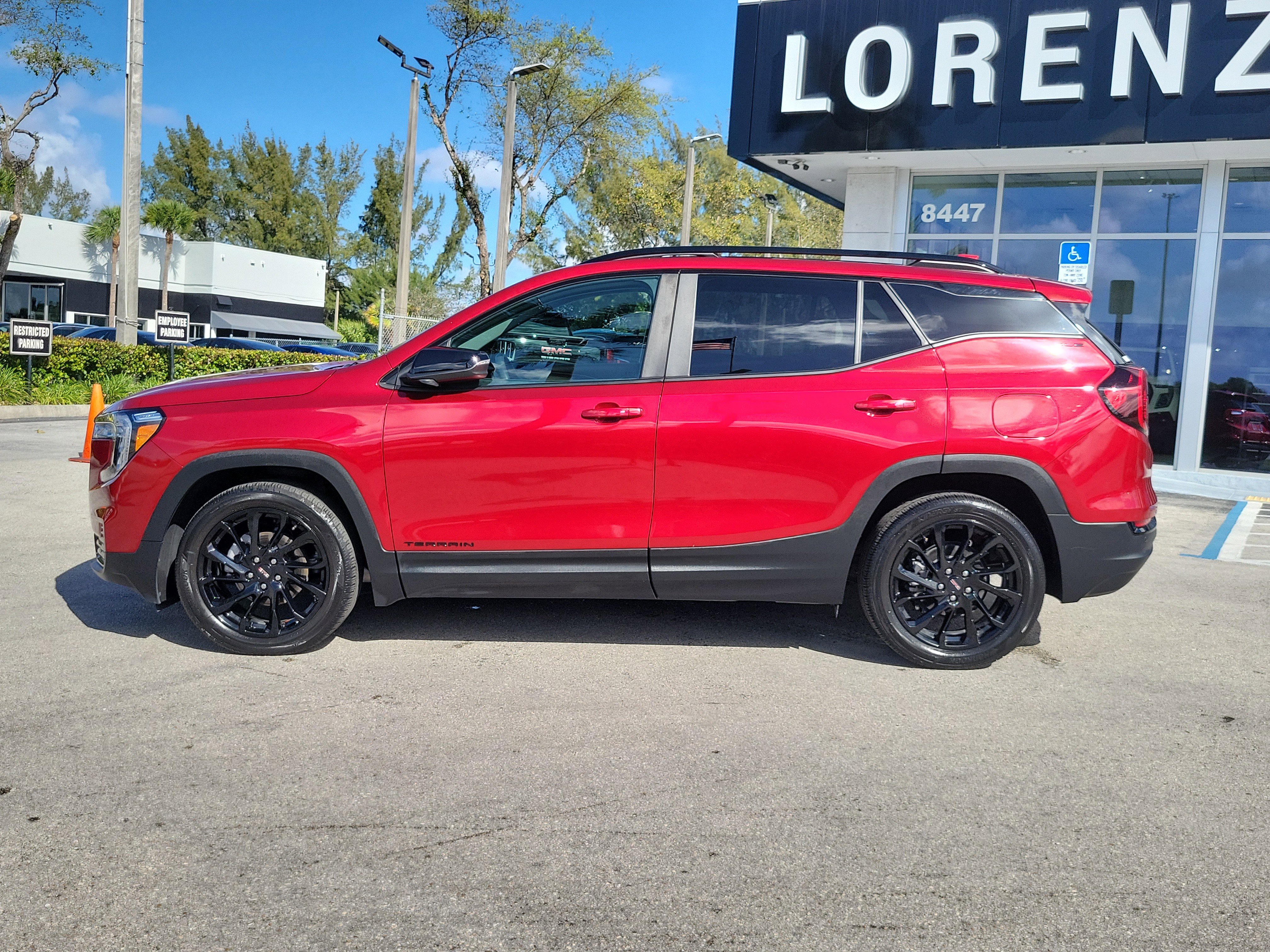 Used 2023 GMC Terrain SLE w/ Driver Convenience Package image 8