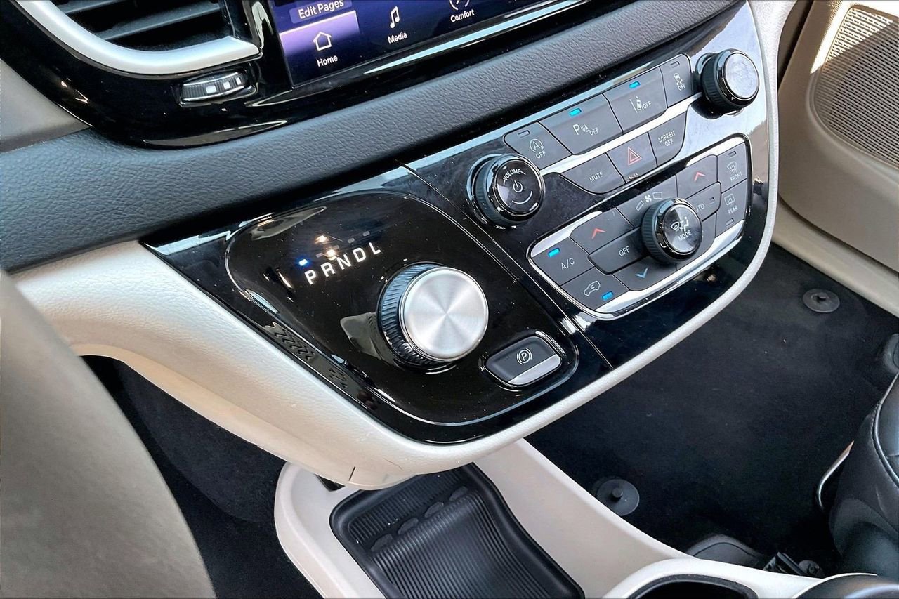 Certified 2023 Chrysler Pacifica Touring-L FWD image 32