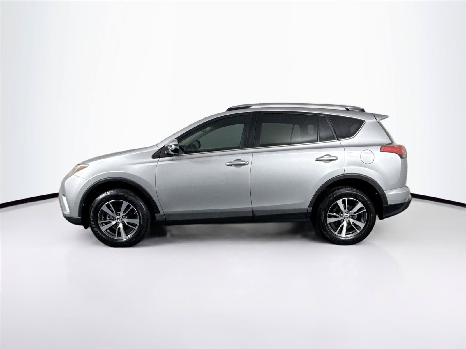 Used 2017 Toyota RAV4 XLE FWD image 12