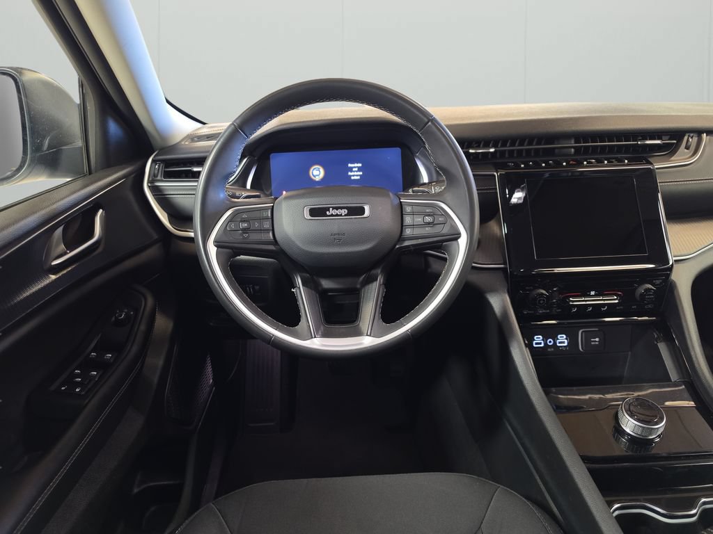 Used 2023 Jeep Grand Cherokee Laredo AWD/4WD image 18