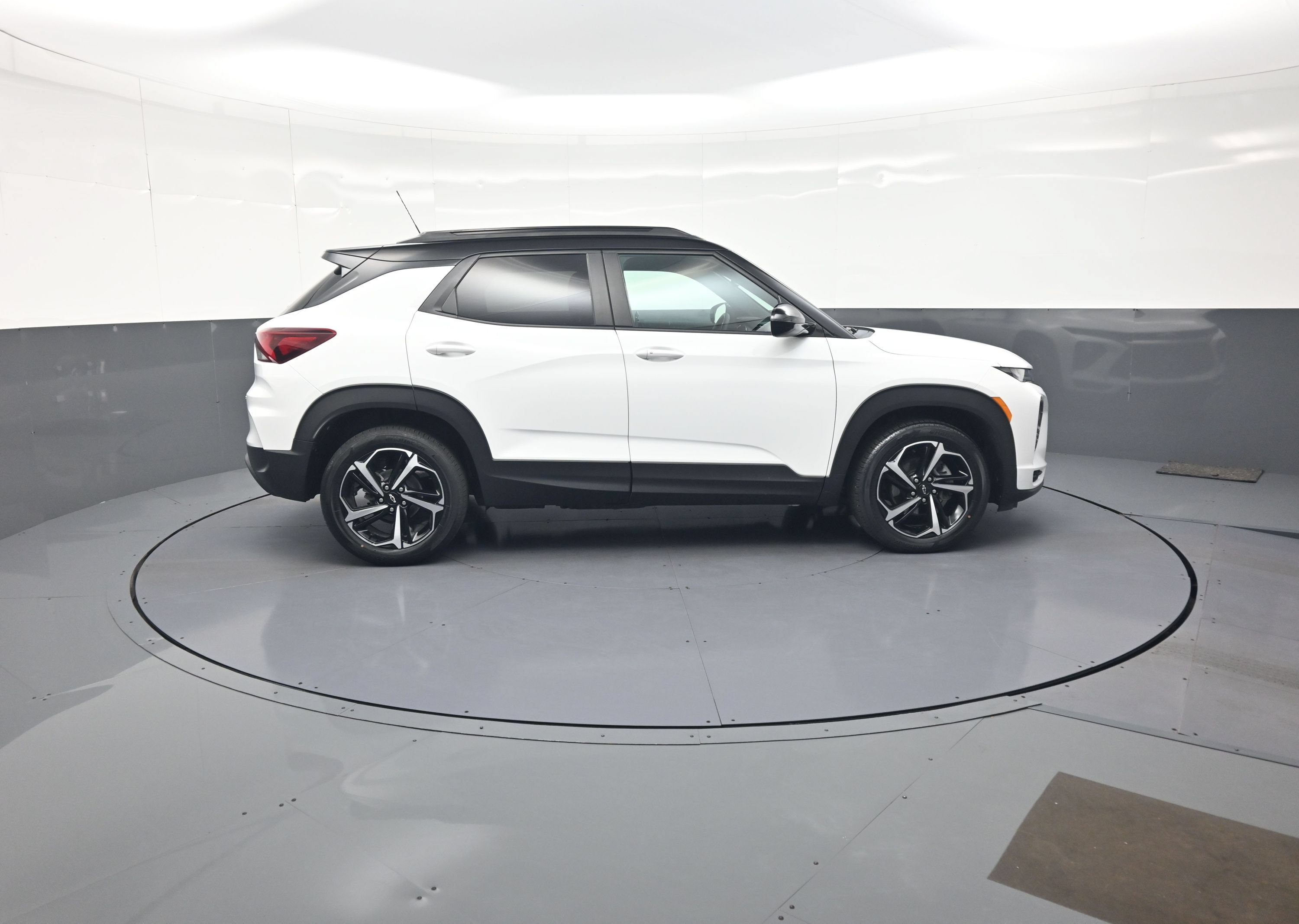 Used 2023 Chevrolet TrailBlazer RS w/ Convenience Package FWD image 2