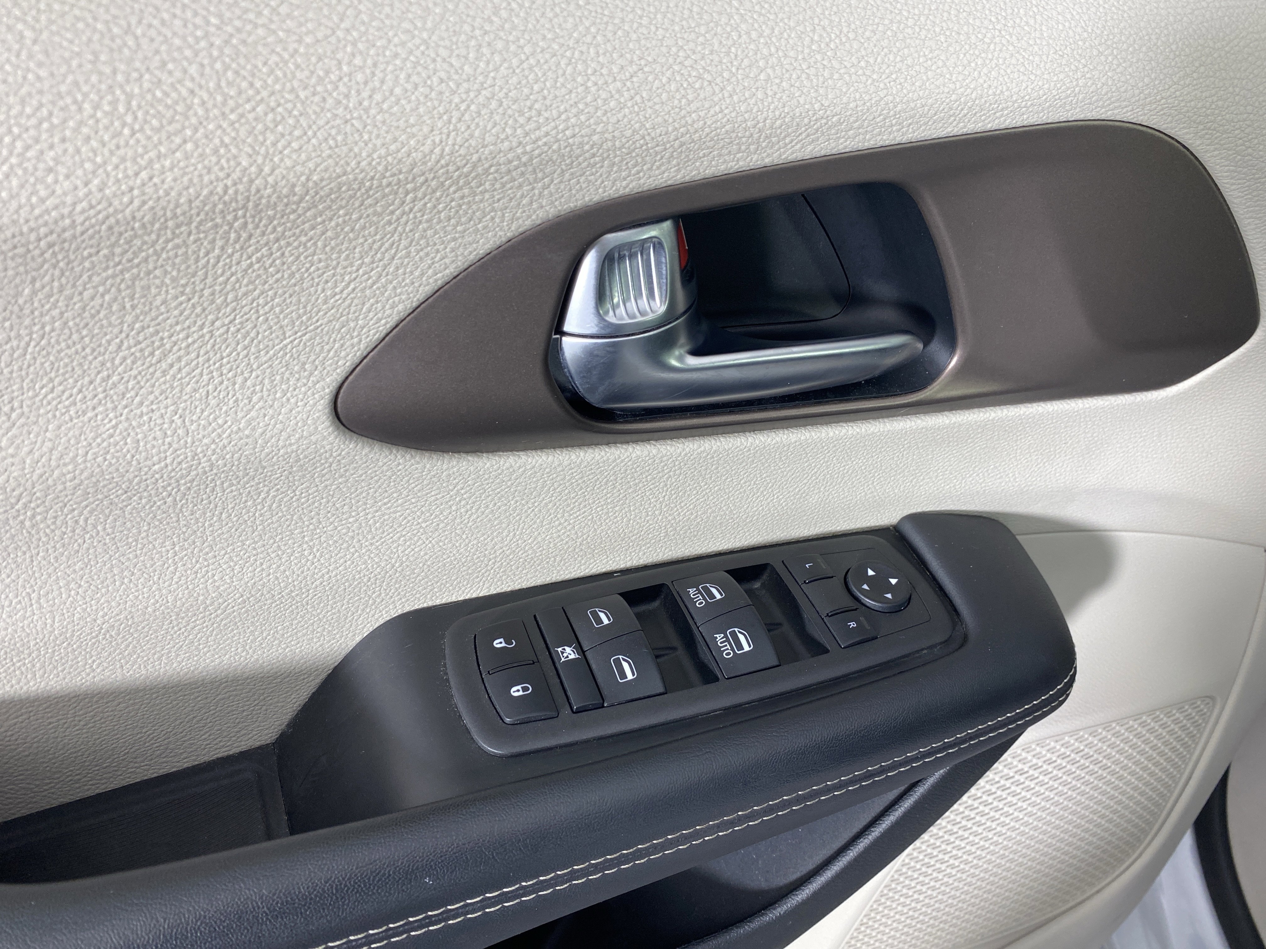 Used 2023 Chrysler Voyager LX image 15