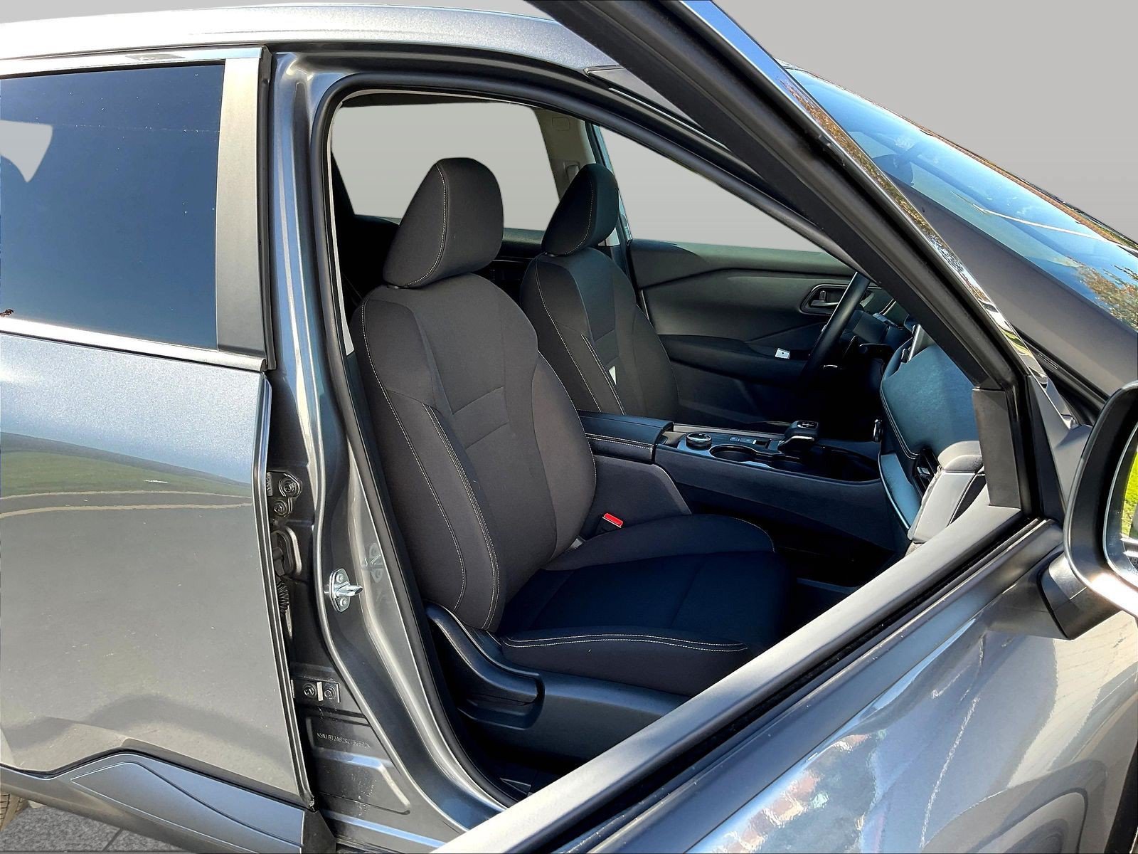 Used 2024 Nissan Rogue S AWD/4WD image 31