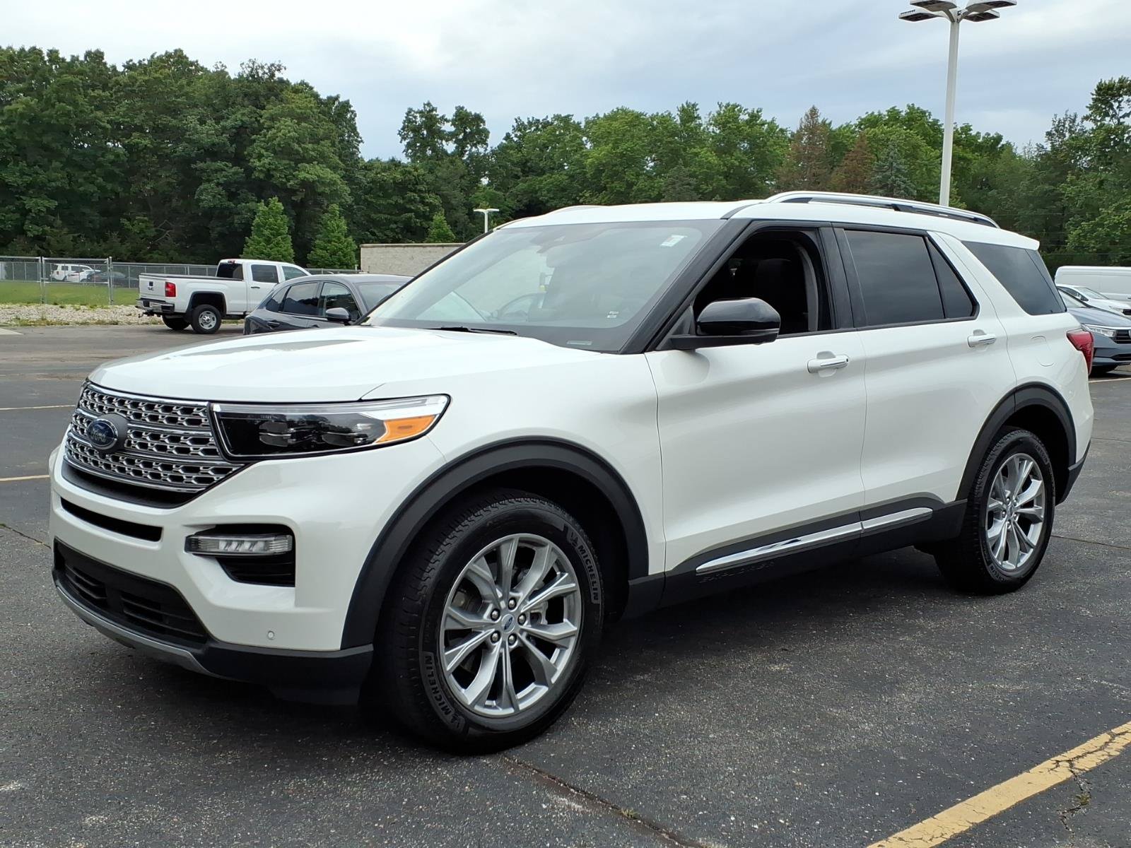 Used 2023 Ford Explorer Limited w/ Limited Technology Package AWD/4WD image 3