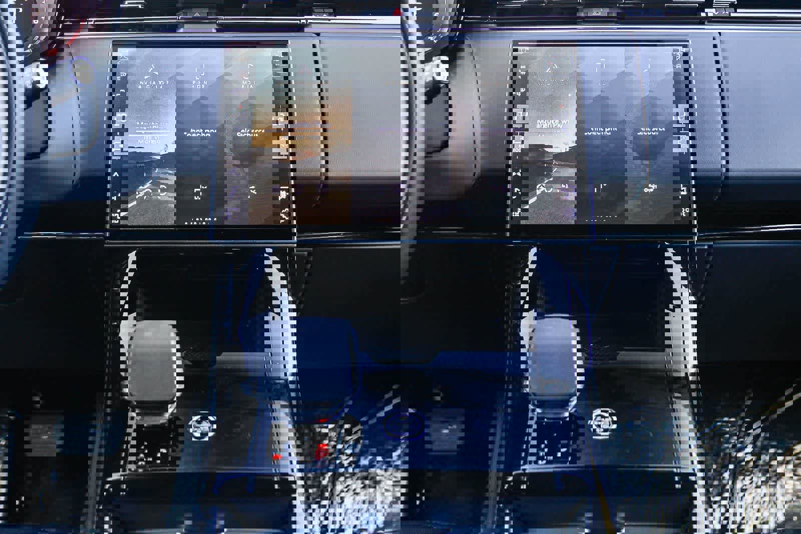 Used 2025 Land Rover Range Rover Sport image 13