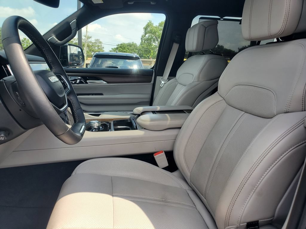 Used 2025 Jeep Grand Wagoneer 4WD image 5