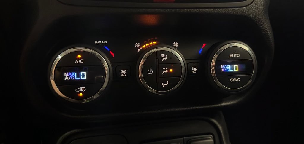 Used 2015 Jeep Renegade Latitude w/ Popular Equipment Group AWD/4WD image 20