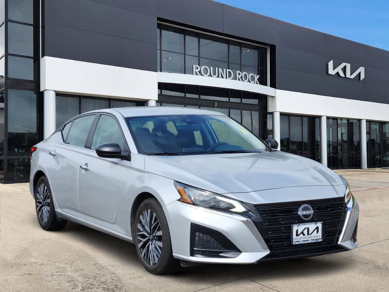 Used 2025 Nissan Altima 2.5 SV FWD image 3