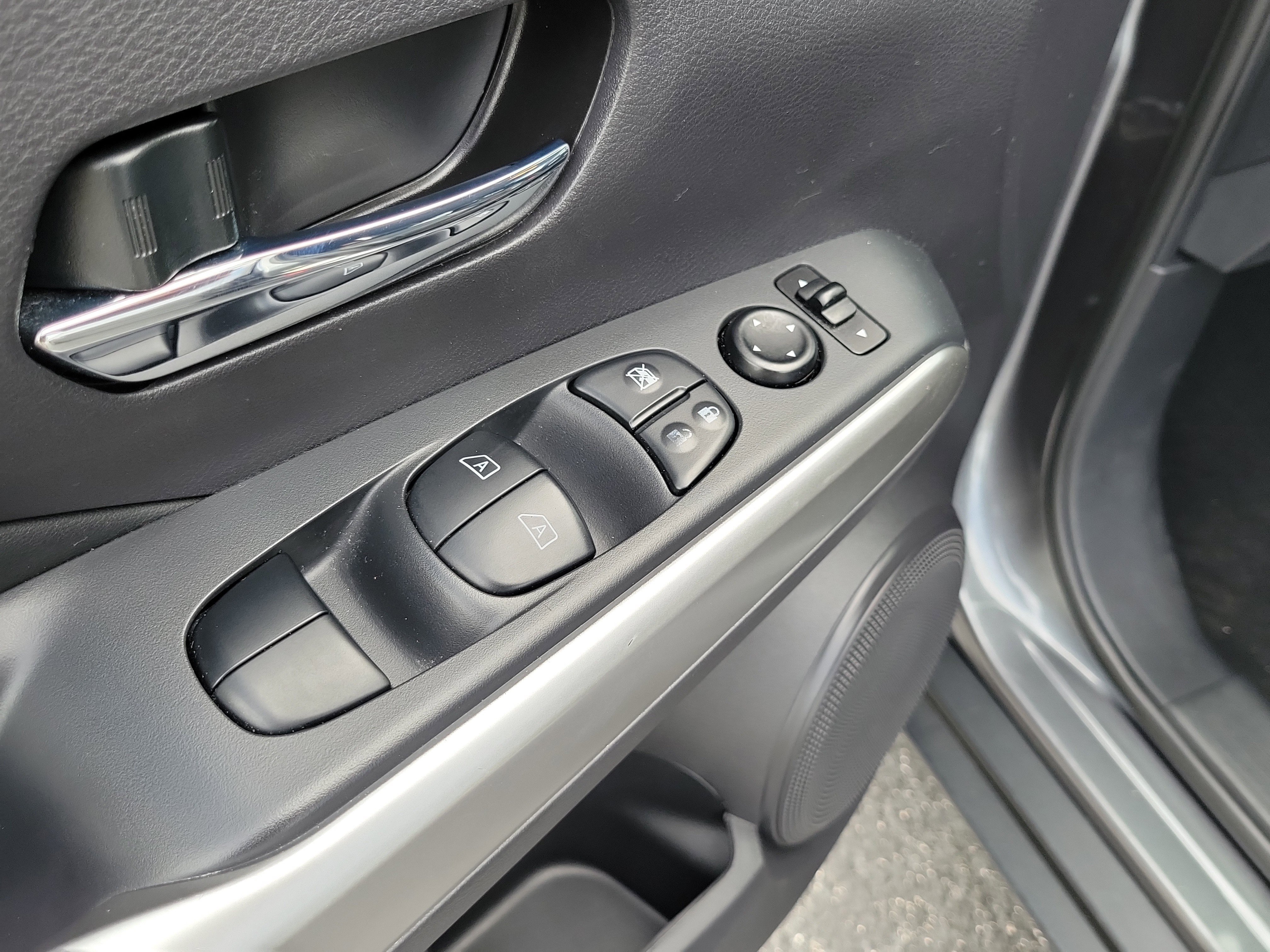Used 2020 Nissan Kicks SR w/ SR Premium Package FWD image 18