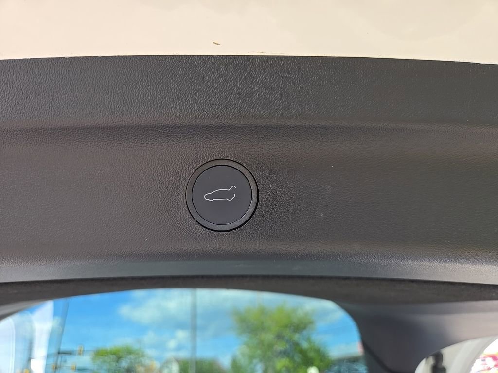 Used 2023 Tesla Model Y Long Range AWD/4WD image 31