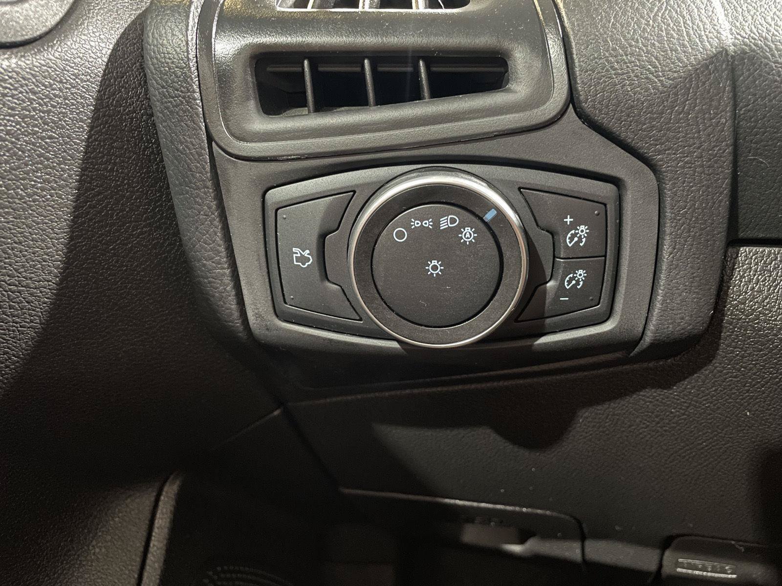 Certified 2018 Ford Focus SE FWD image 13