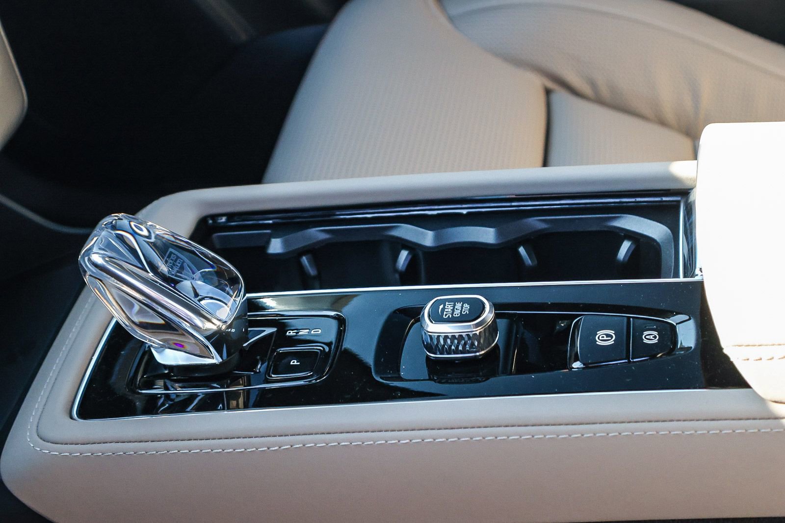 New 2026 Volvo XC90 B6 Ultra w/ Protection Package image 32