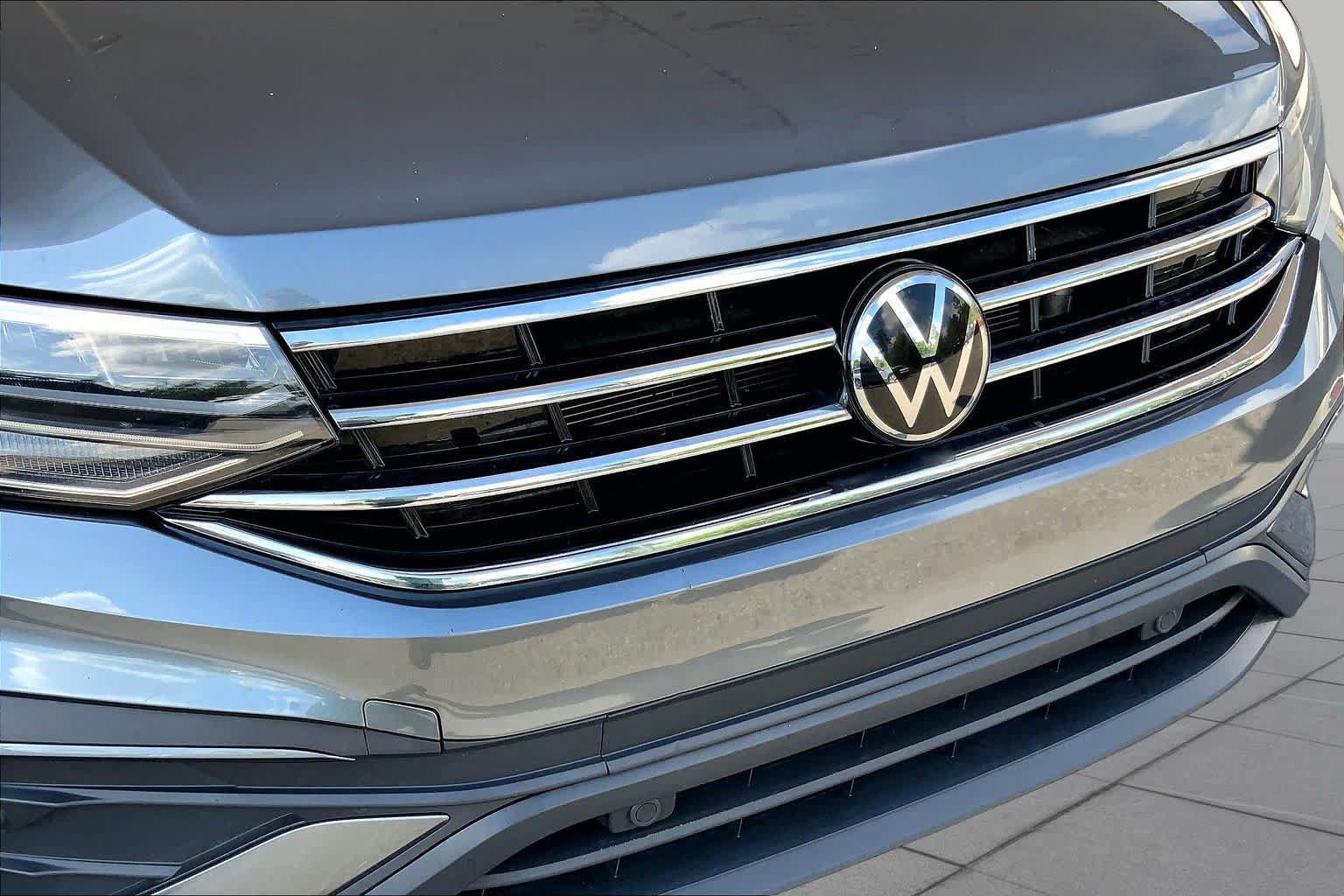 Used 2024 Volkswagen Tiguan SE AWD/4WD image 30