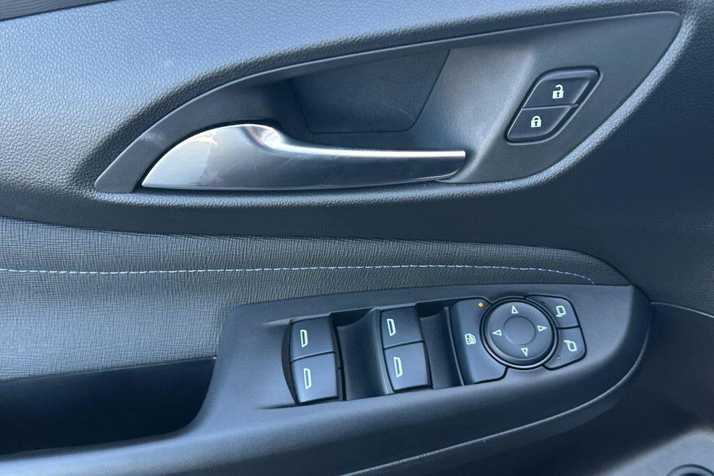 Used 2025 Buick Envista Sport Touring w/ Convenience II Package image 11