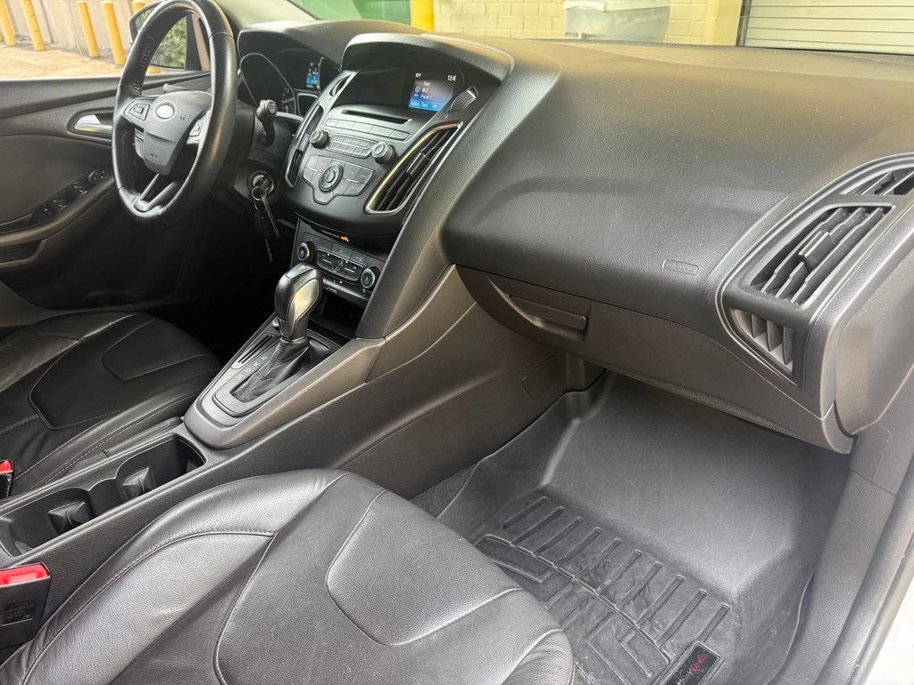 Used 2015 Ford Focus SE w/ Equipment Group 201A FWD image 25