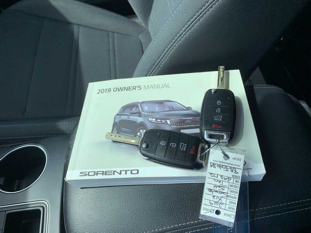 Used 2019 Kia Sorento FWD V6 image 9