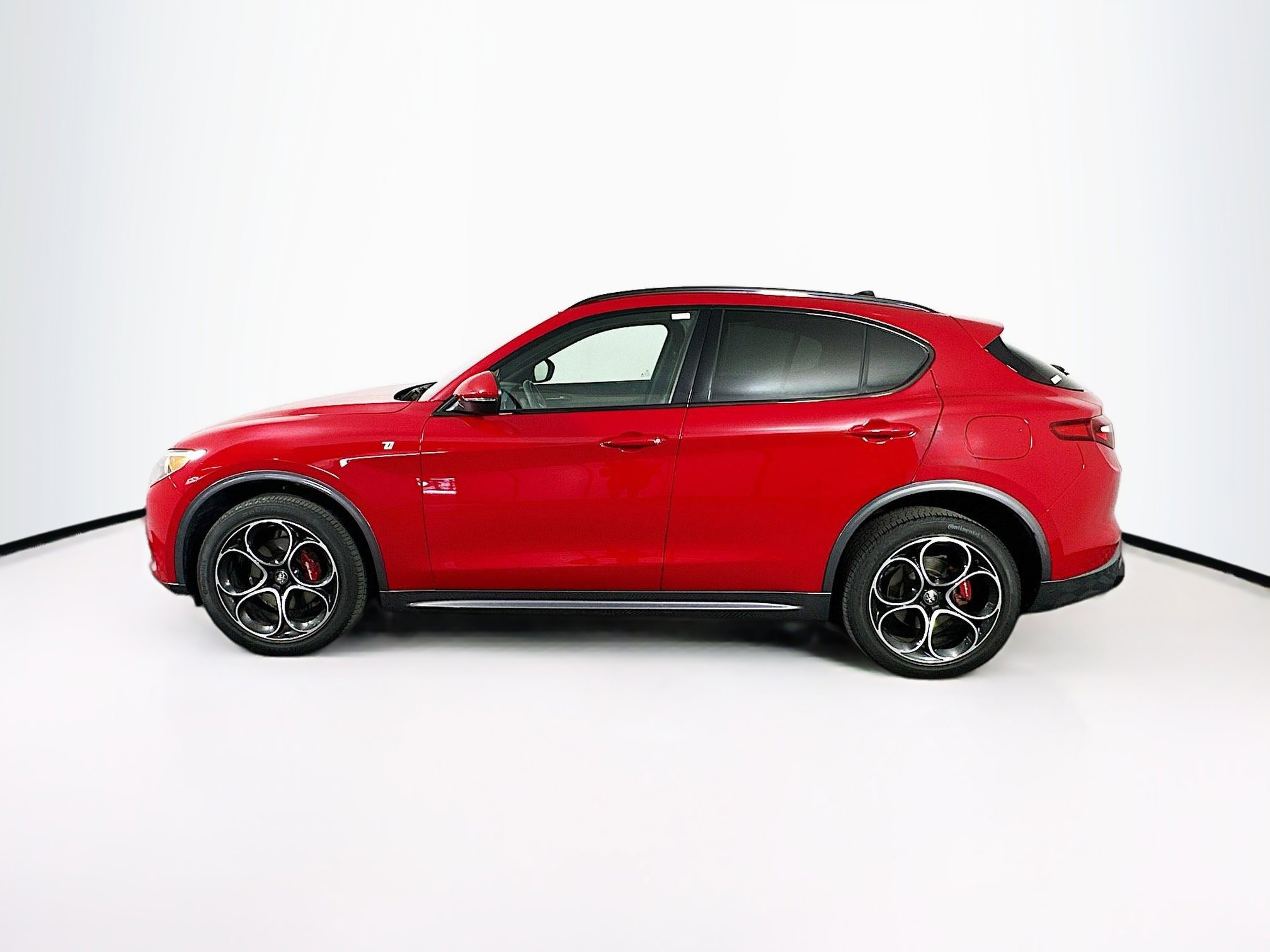 Used 2023 Alfa Romeo Stelvio Ti image 4