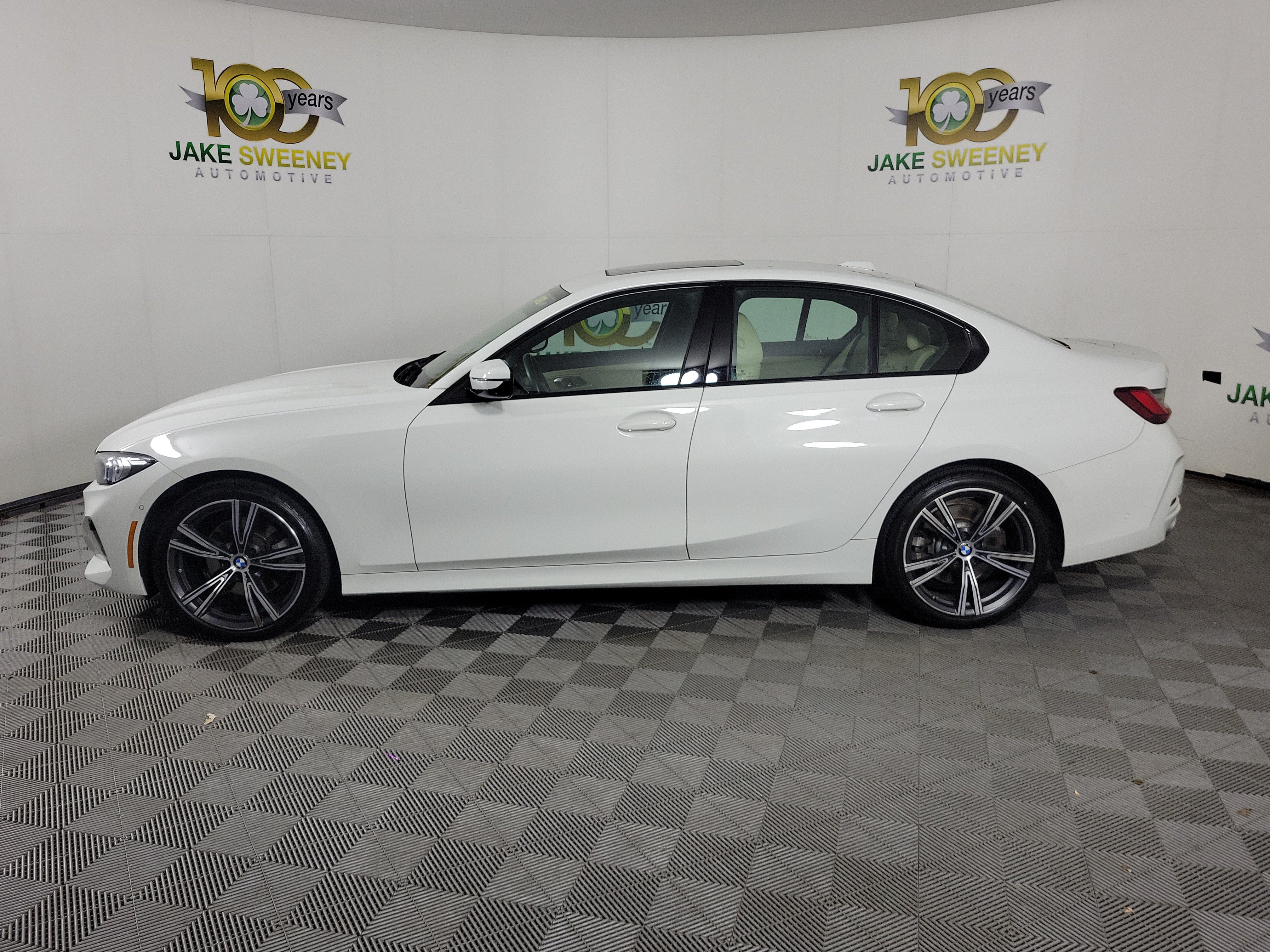 Used 2023 BMW 330i xDrive Sedan w/ Parking Assistance Package AWD/4WD image 4