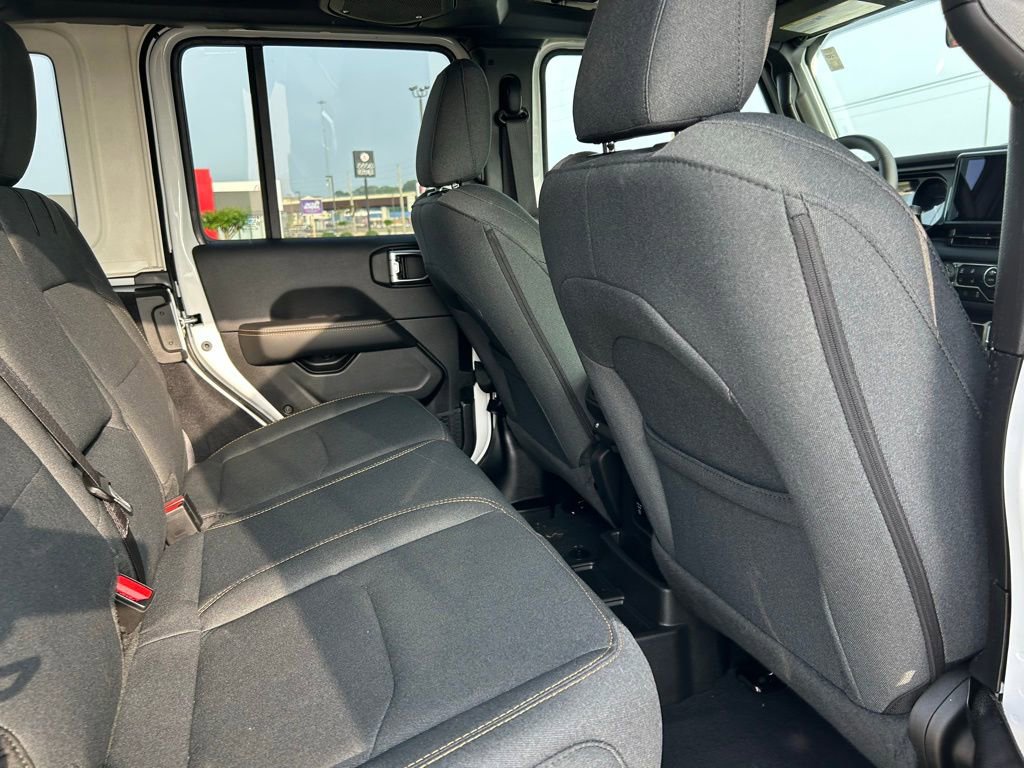 Used 2025 Jeep Wrangler Unlimited Sahara AWD/4WD image 4