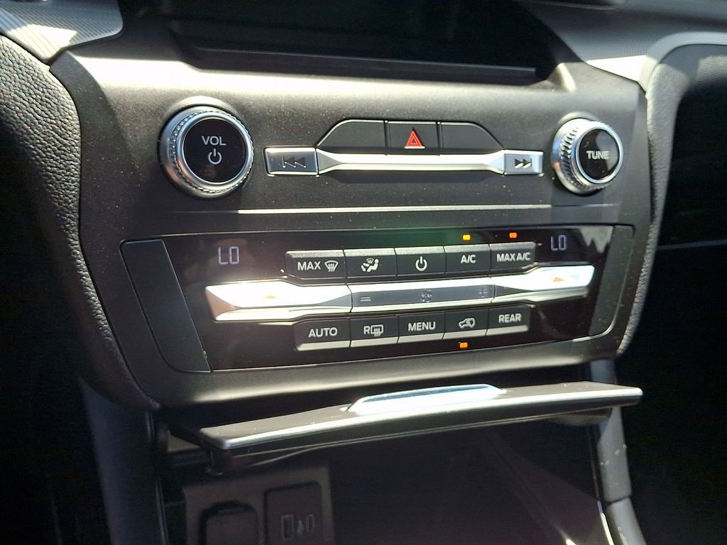Used 2020 Ford Explorer XLT AWD/4WD image 16
