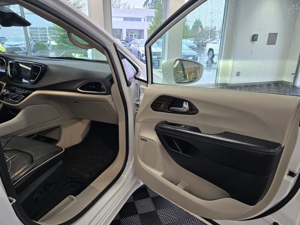 Used 2022 Chrysler Pacifica Limited image 39