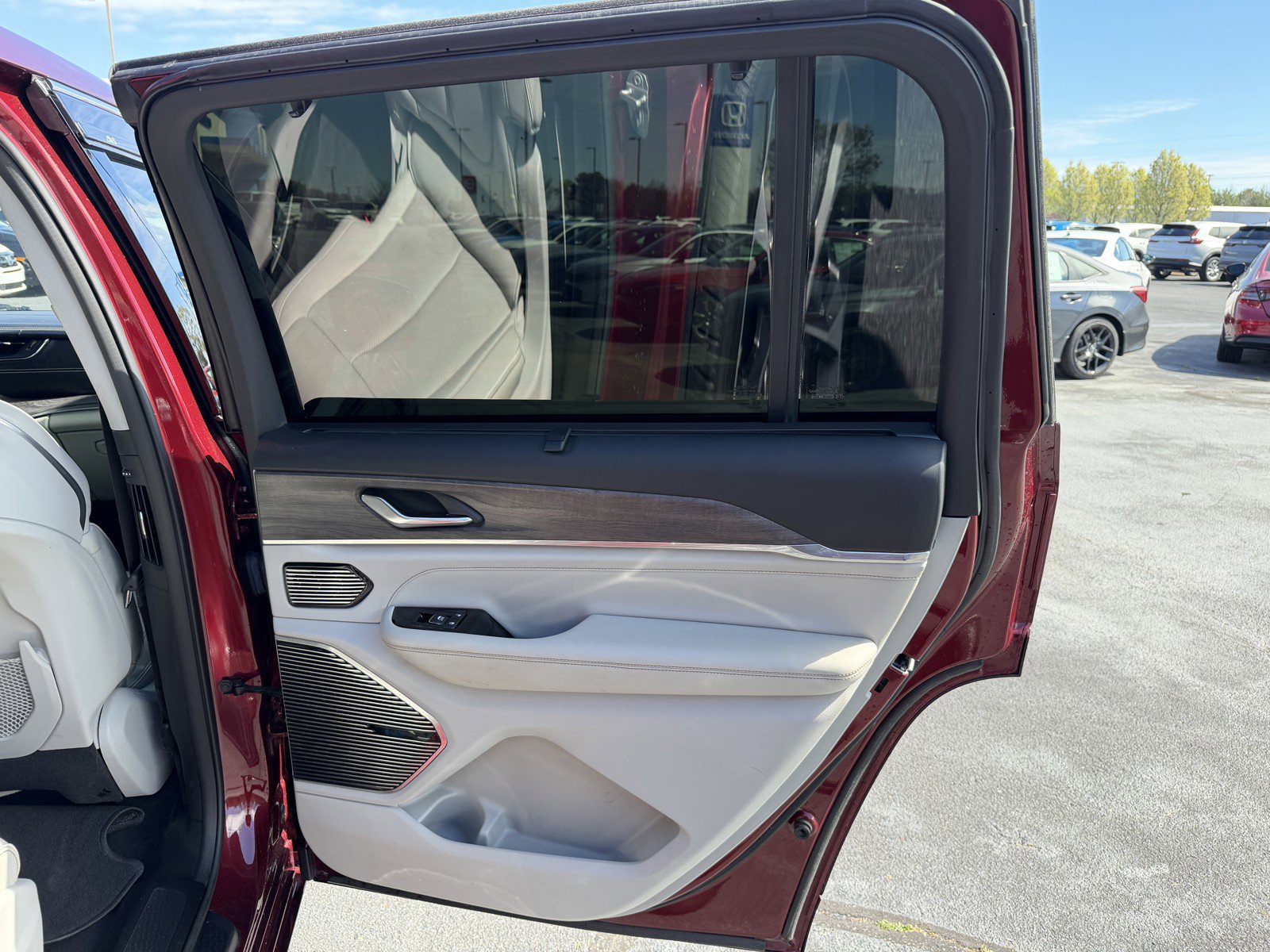 Used 2022 Jeep Grand Cherokee L Overland w/ Luxury Tech Group IV image 18