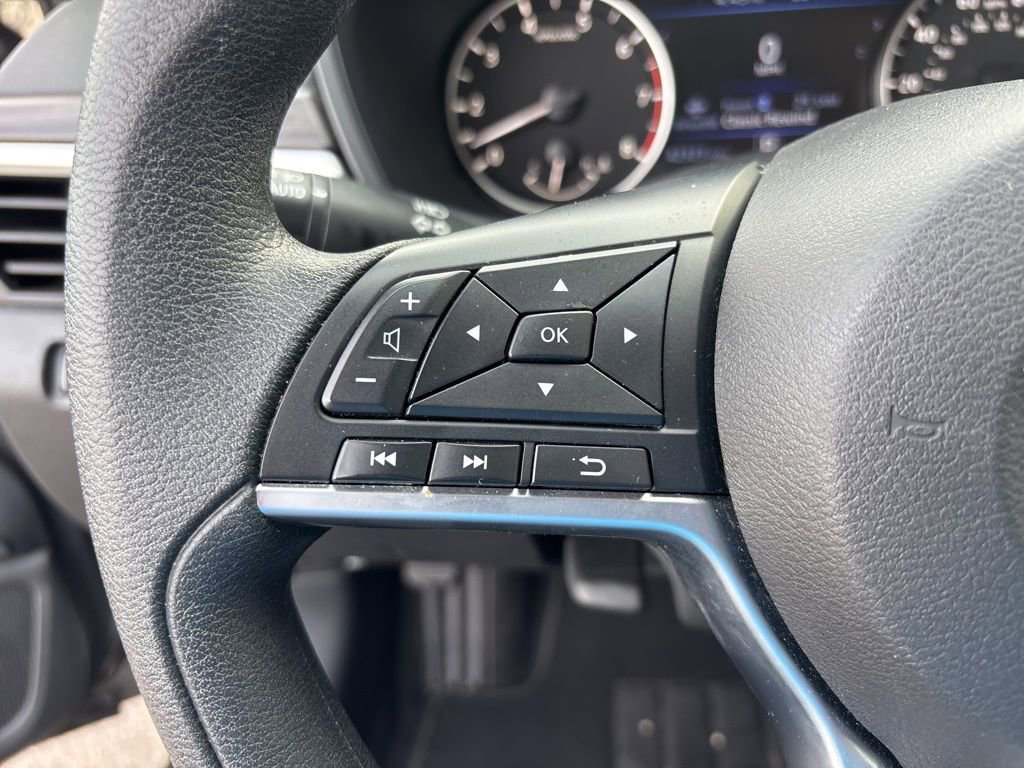 Used 2025 Nissan Altima 2.5 SV FWD image 14