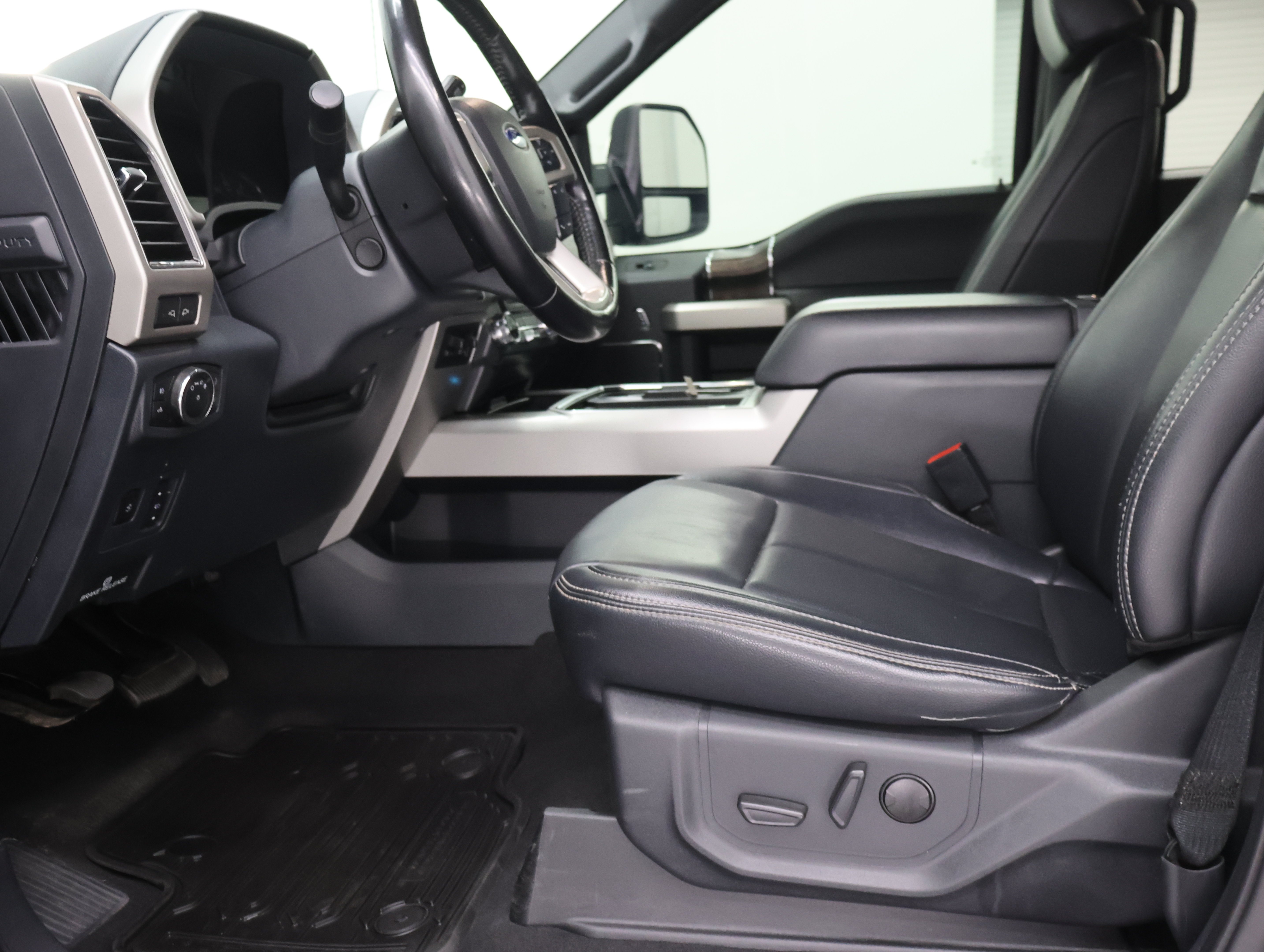 Used 2022 Ford F250 Lariat w/ Black Appearance Package AWD/4WD image 8