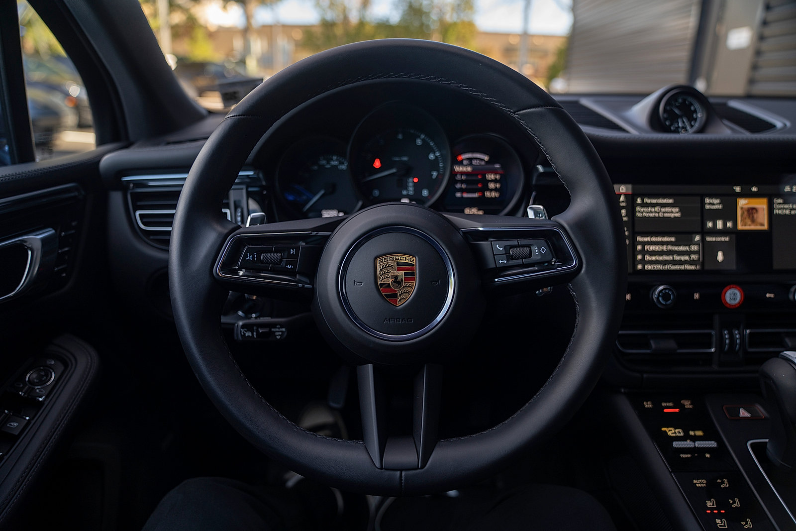 Certified 2025 Porsche Macan AWD/4WD image 6