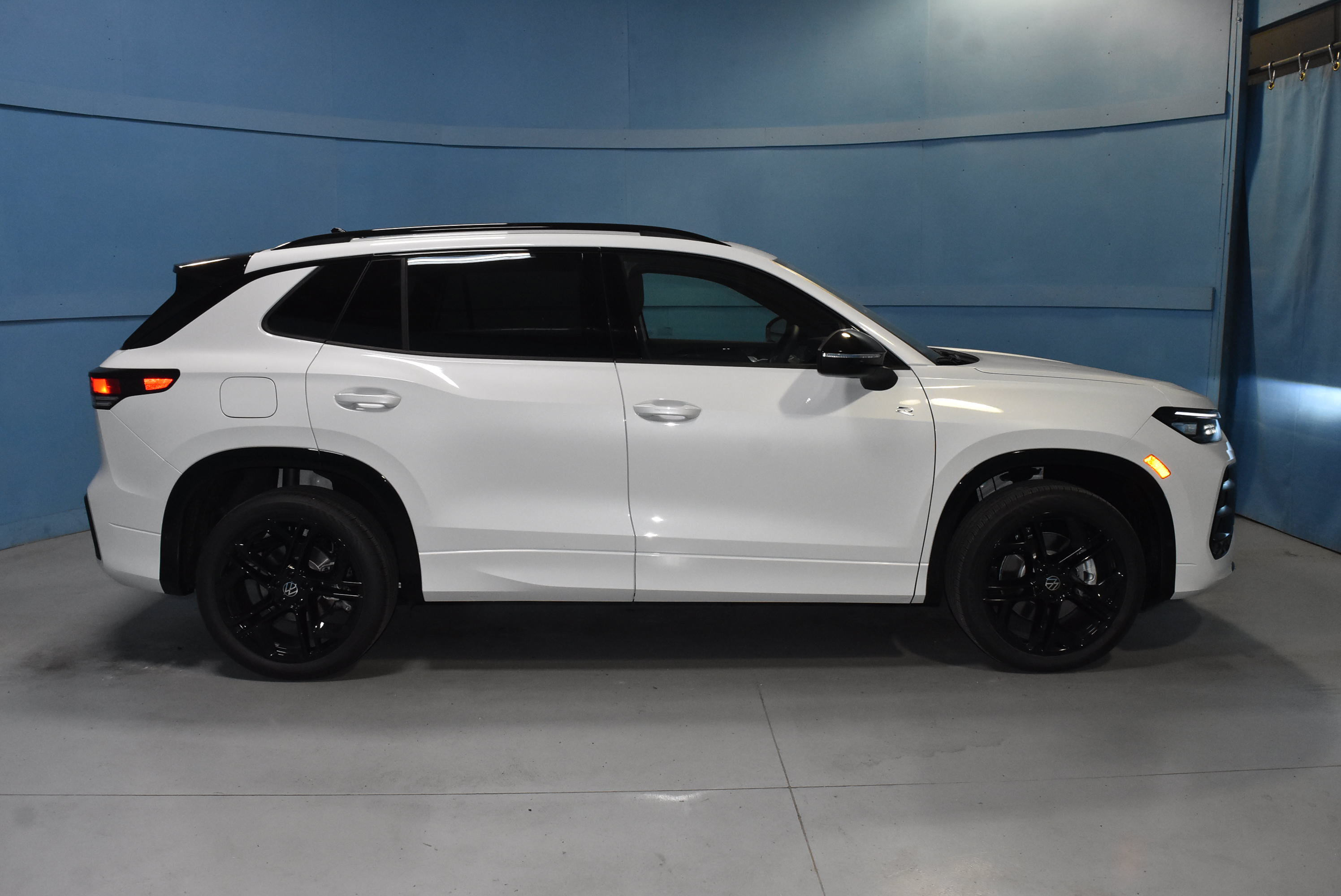 New 2026 Volkswagen Tiguan SE R-Line AWD/4WD image 18