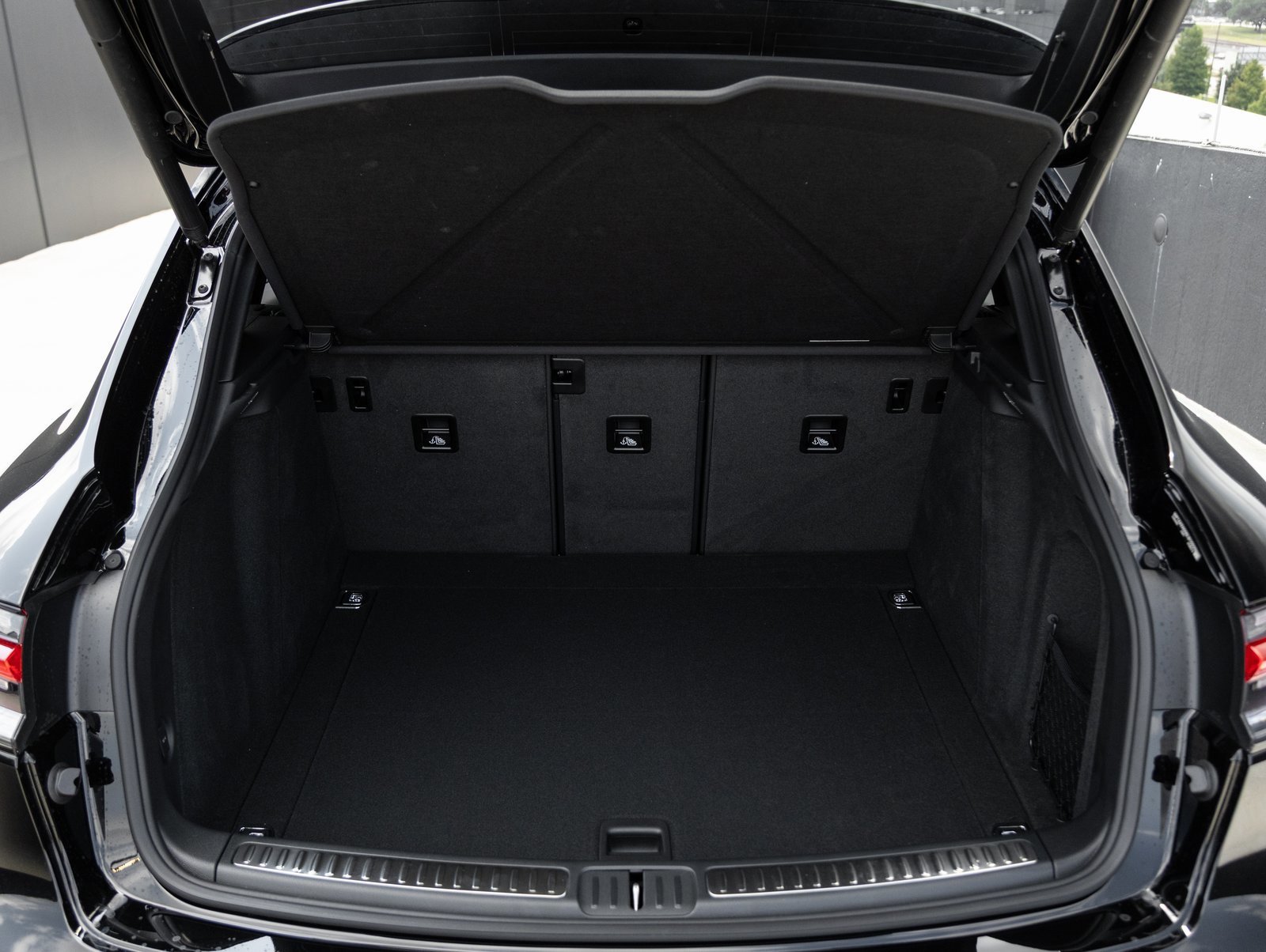 Used 2025 Porsche Macan image 30