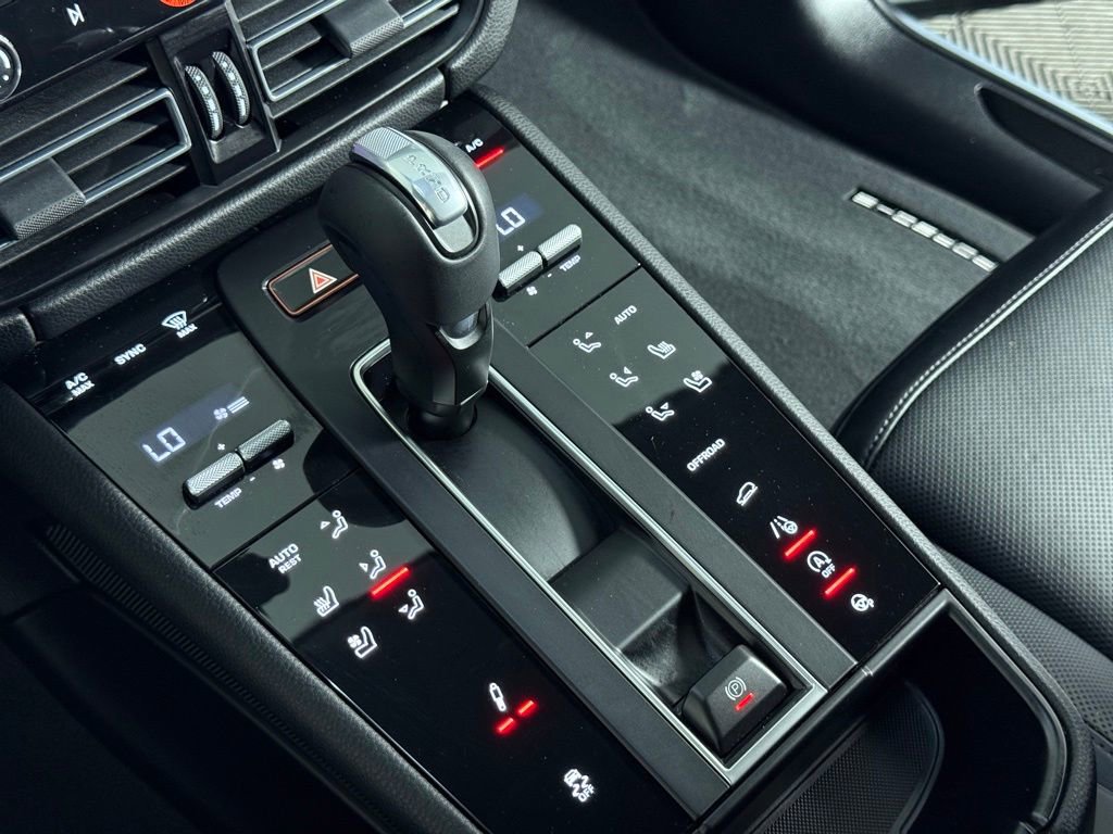 Used 2025 Porsche Macan AWD/4WD image 16