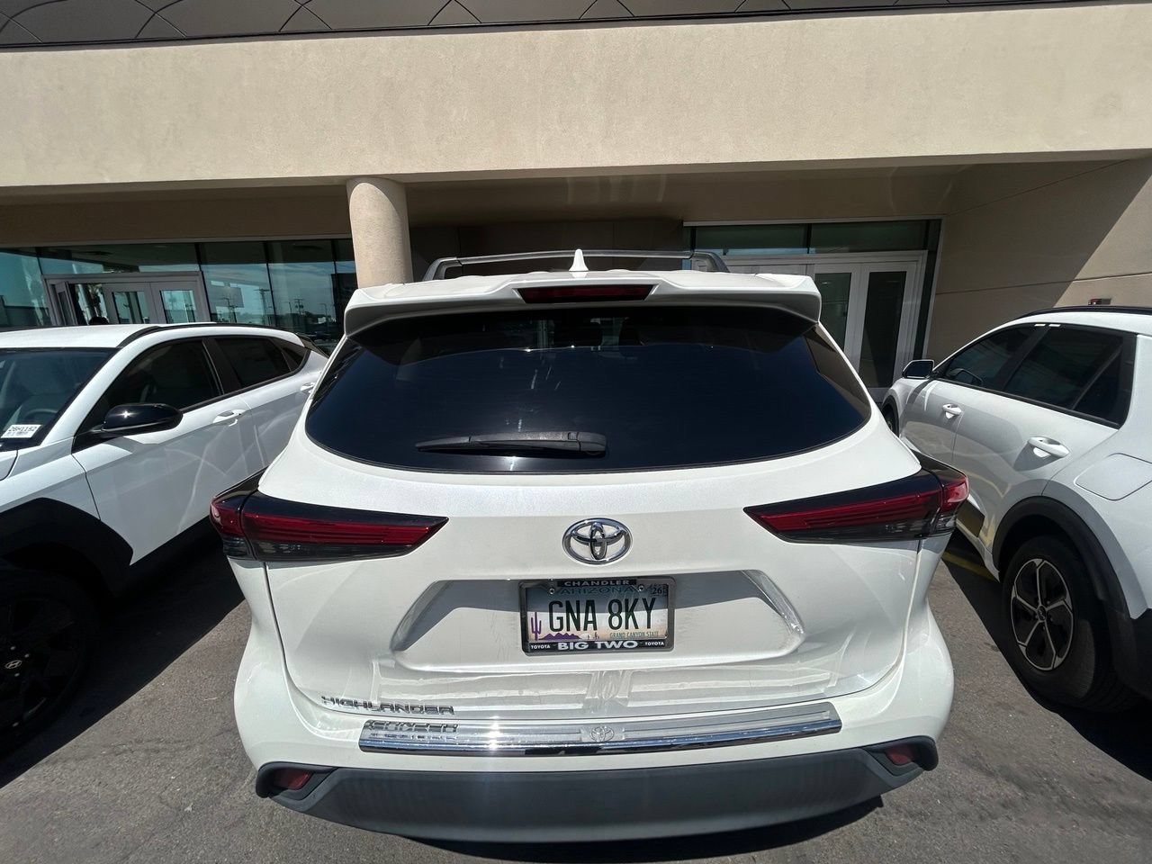 Used 2021 Toyota Highlander L FWD image 7