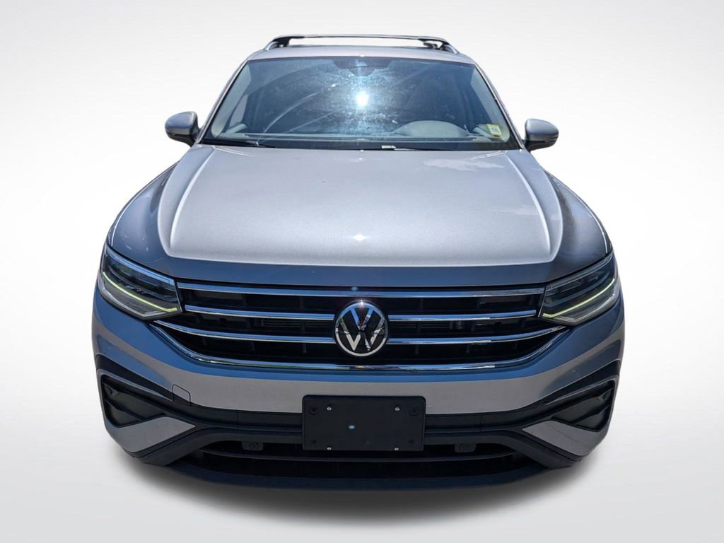 Used 2024 Volkswagen Tiguan SE w/ Panoramic Sunroof Package AWD/4WD image 9