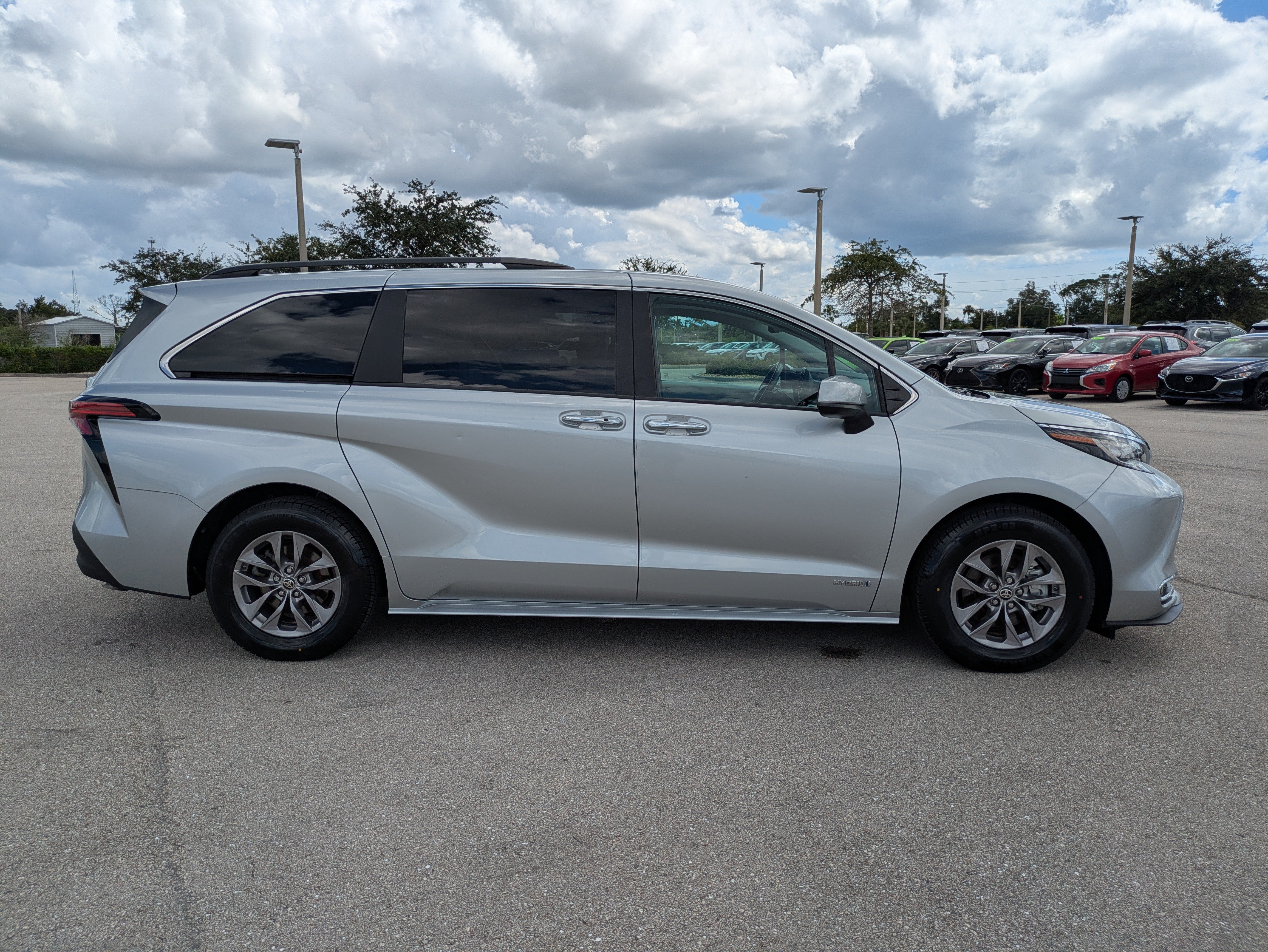 Used 2021 Toyota Sienna XLE w/ XLE Plus Package FWD image 3