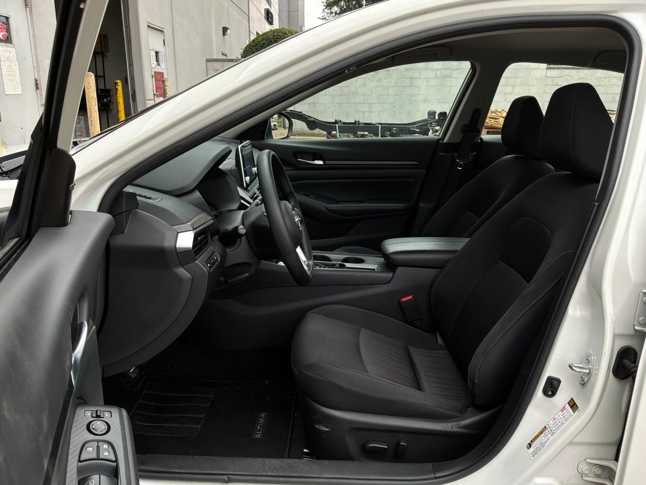 Used 2025 Nissan Altima 2.5 SV FWD image 10
