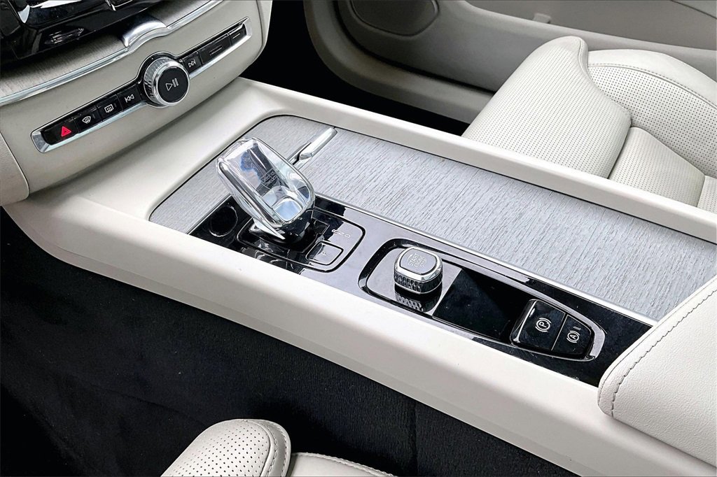 Used 2023 Volvo XC60 B5 Ultimate image 18