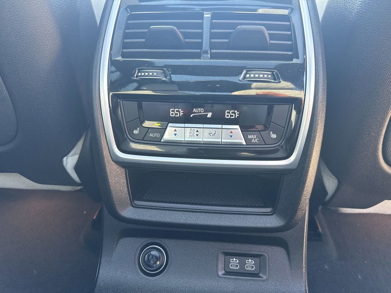 Used 2025 BMW X7 xDrive40i w/ Climate Comfort Package image 18