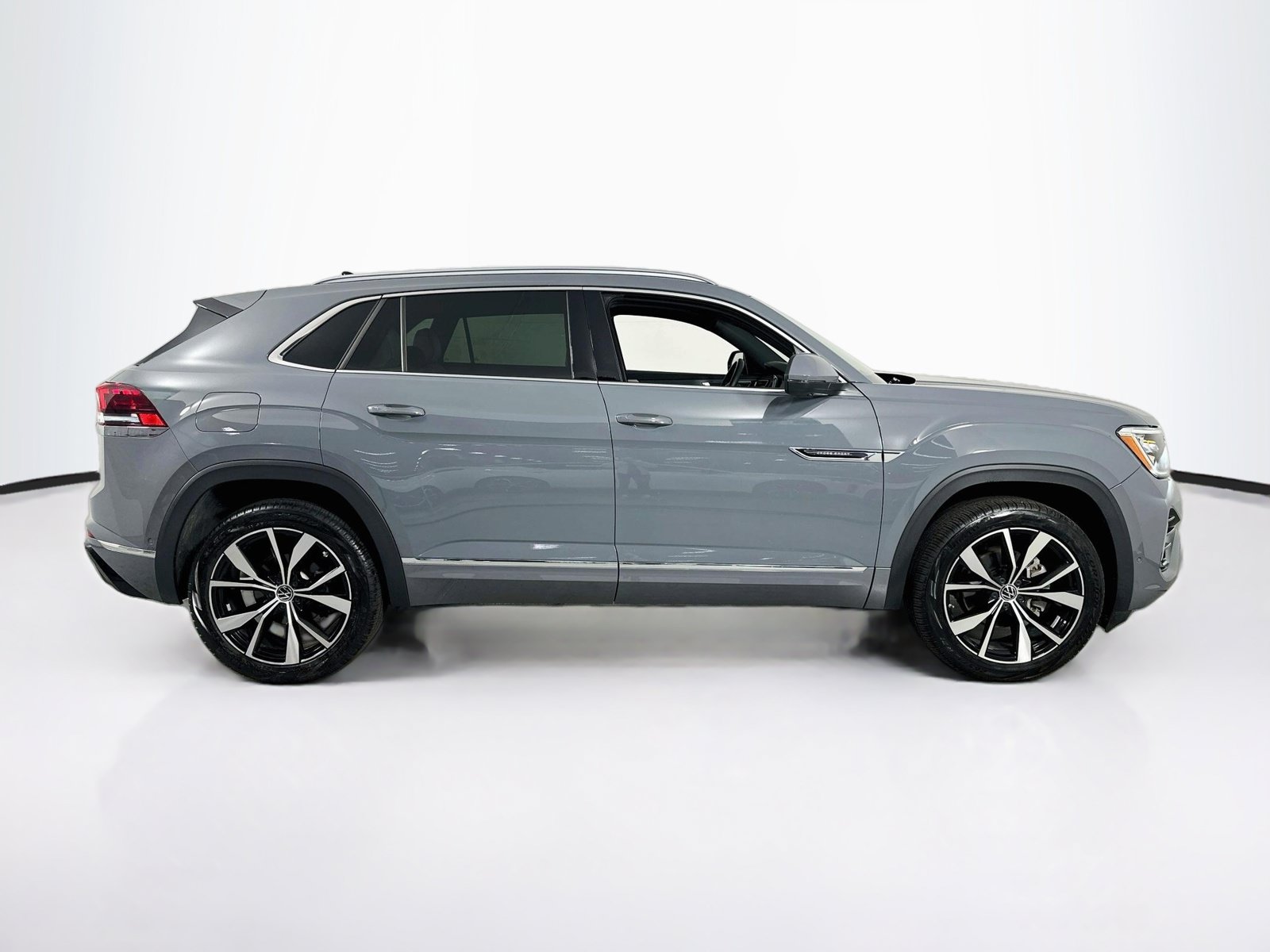 Used 2024 Volkswagen Atlas Cross Sport SEL Premium R-Line AWD/4WD image 4