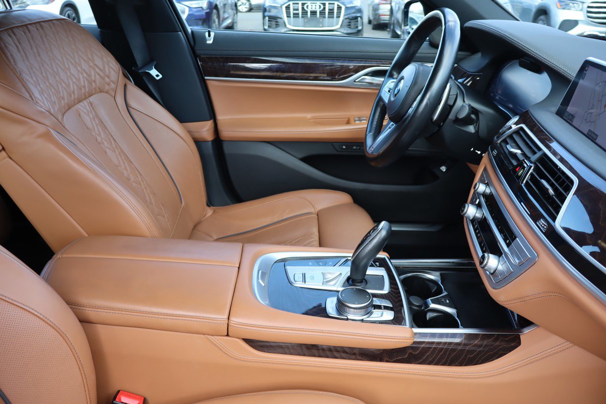 Used 2022 BMW 750i xDrive w/ Luxury Rear Seating Package AWD/4WD image 15