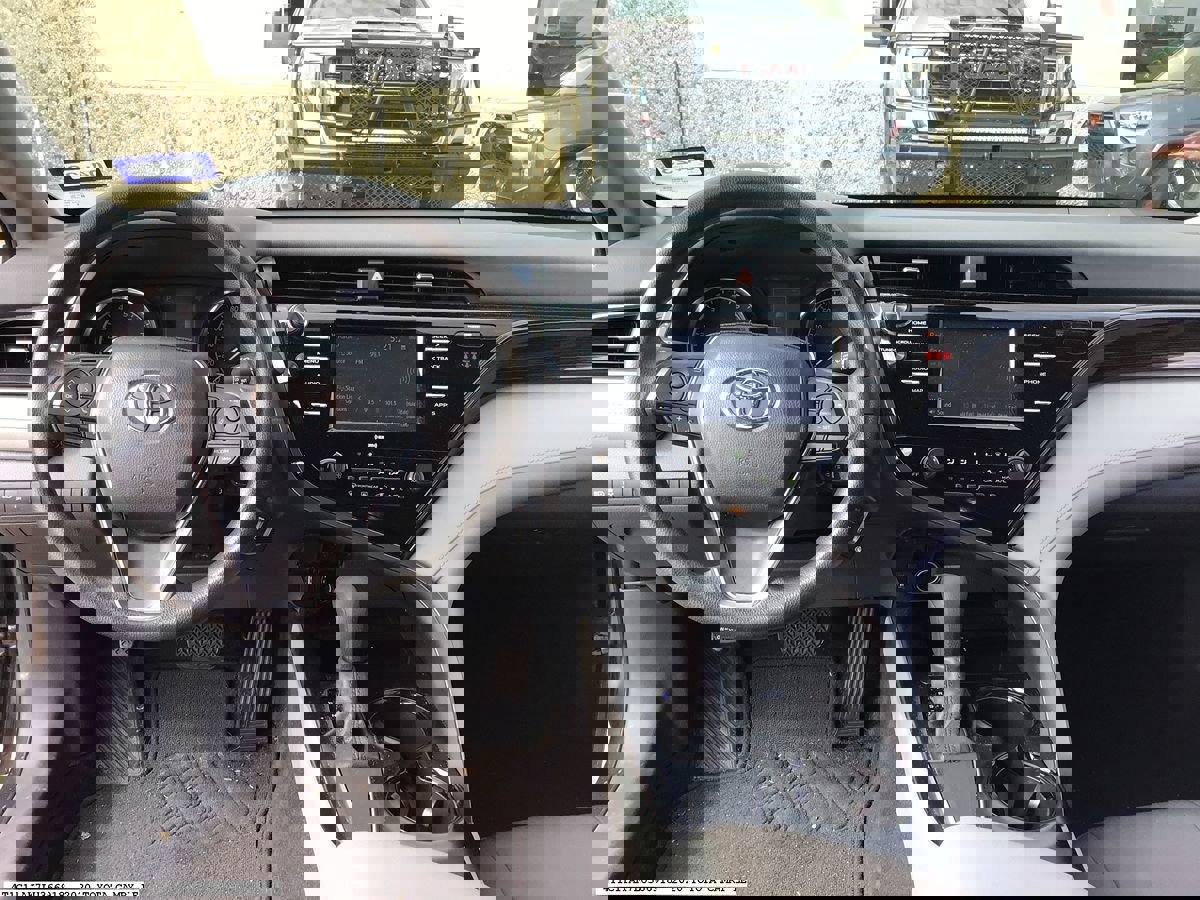 Used 2020 Toyota Camry LE image 9